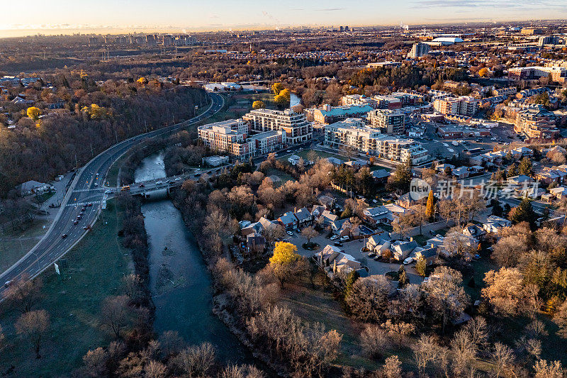 Rutherford road和Islinton Ave.的住宅小区鸟瞰图，Woodbridge, Vaughan，加拿大